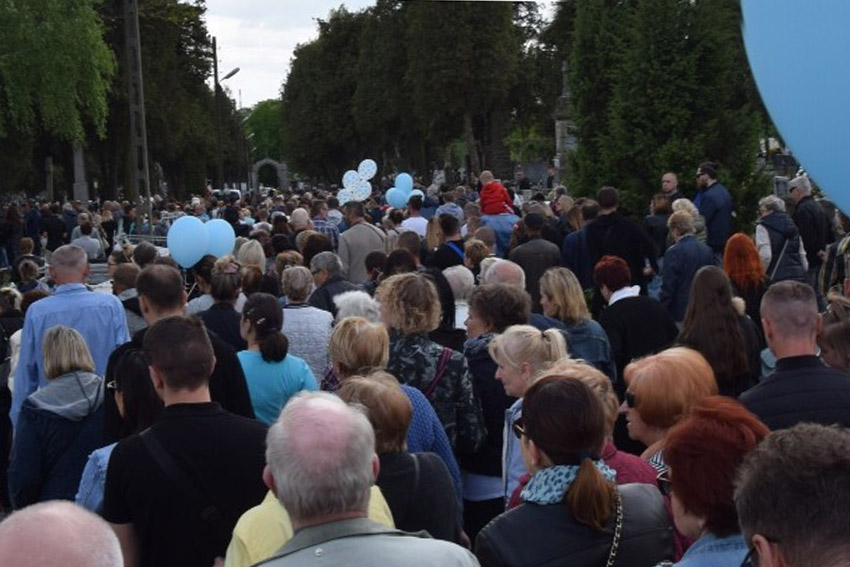 Tysiące osób pożegnało na cmentarzu Kule skatowanego Kamilka zdjęcia