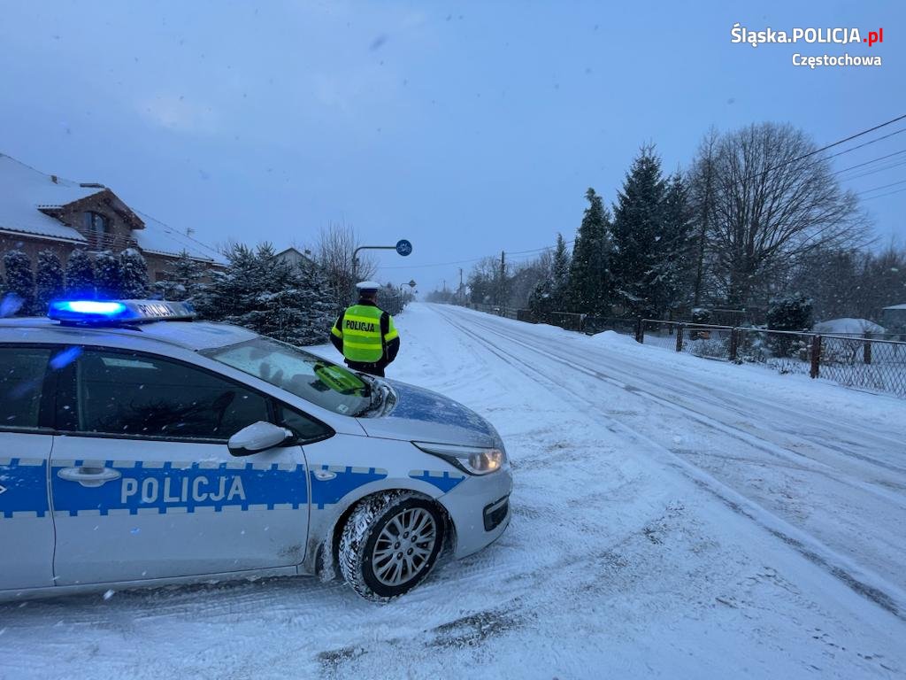 Trudne warunki na drogach w Częstochowie i powiecie Policja apeluje o