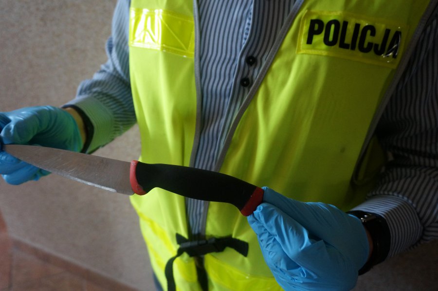 noz-kuchenny-policja