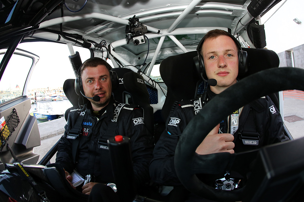 pieniazek-i-gerber-w-samochodzie