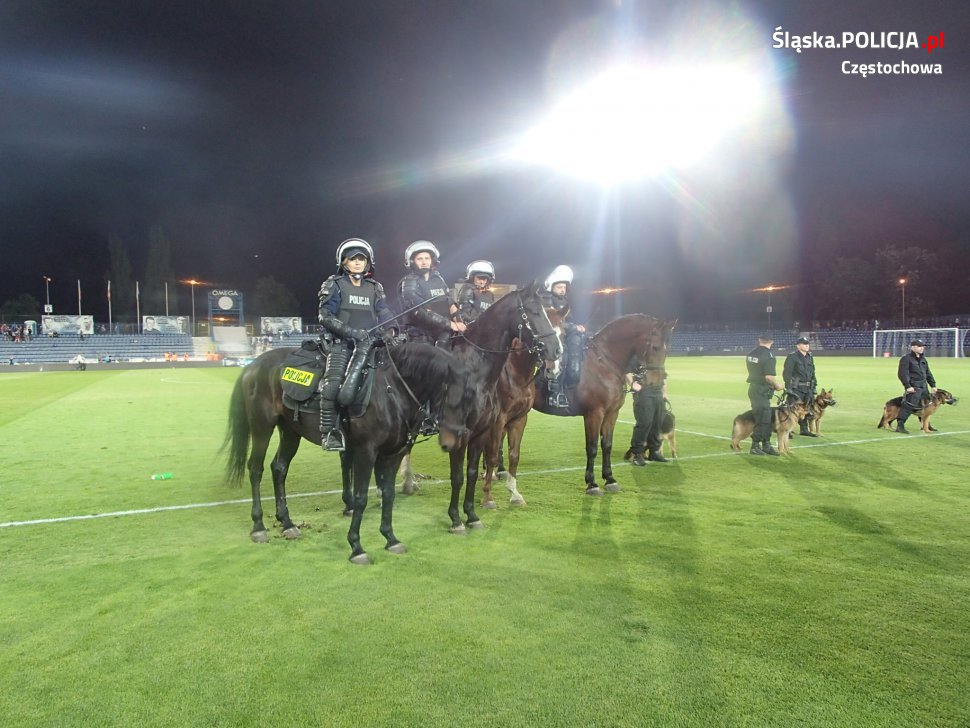 policjantki-na-koniach