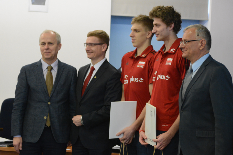 sesja-rady-miasta-medal-norwid-siatkarze-01