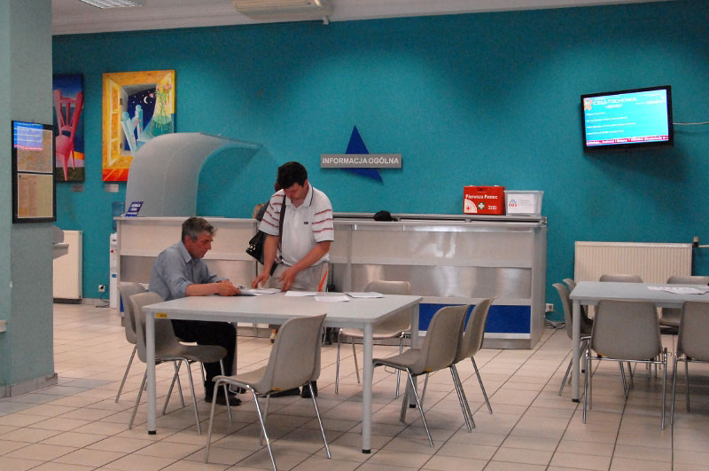 urzad-miasta-urzednicy-biuro-interesant-2